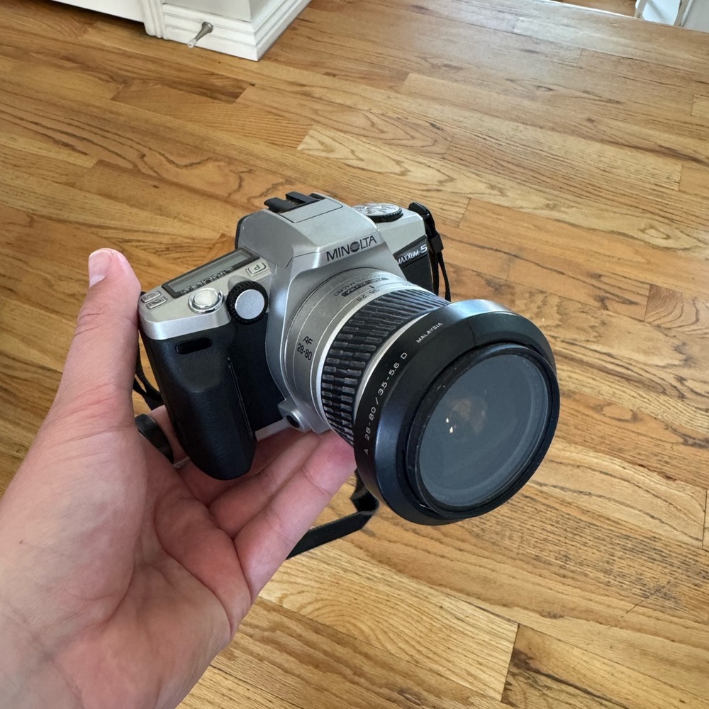 Minolta - Vintage Maxxum 5 Silver and Black SLR Camera with extra lenses - Picture 8 of 8